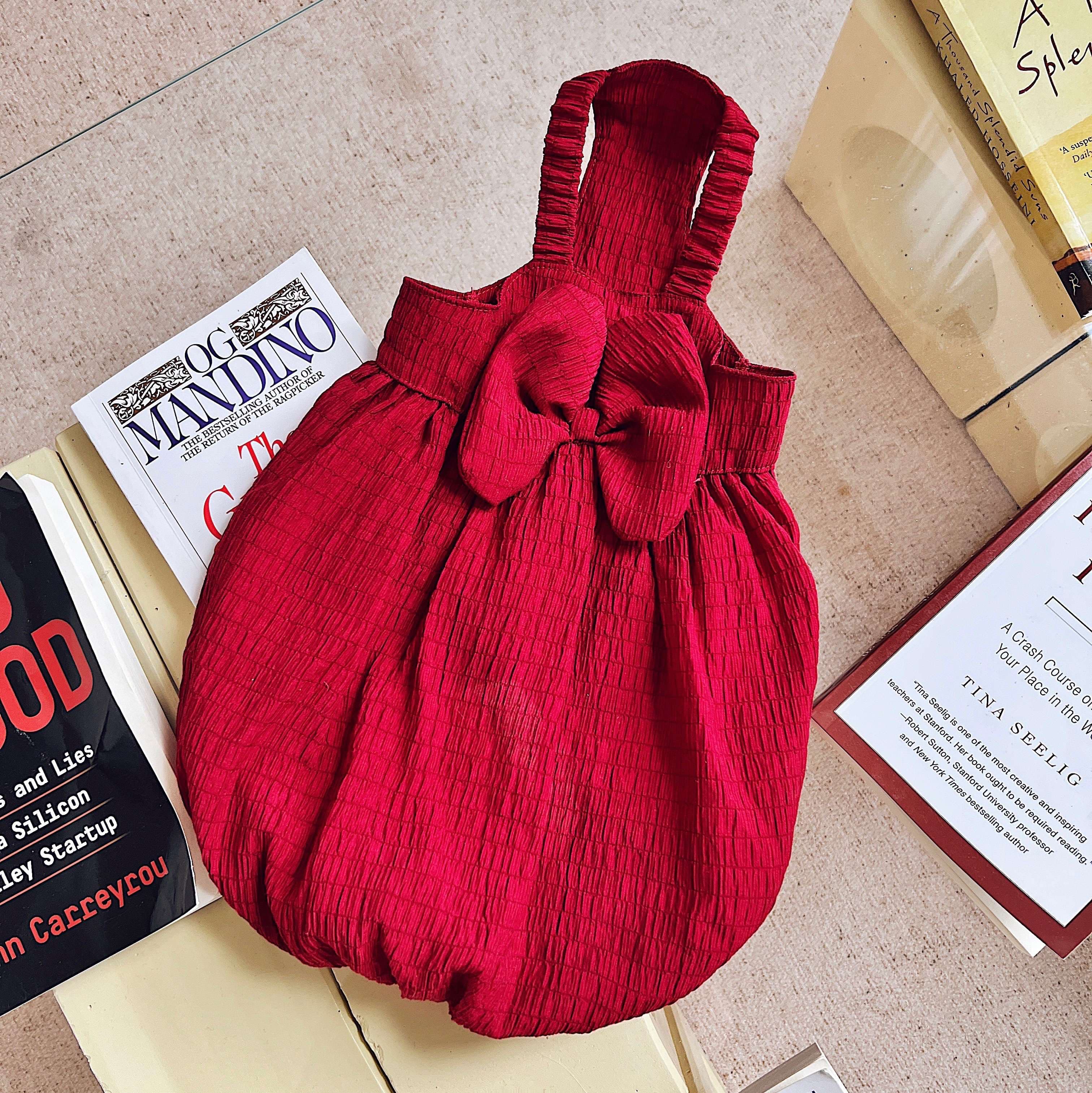 猫服  スフィンクス | スフィンクスの優雅な赤いドレス