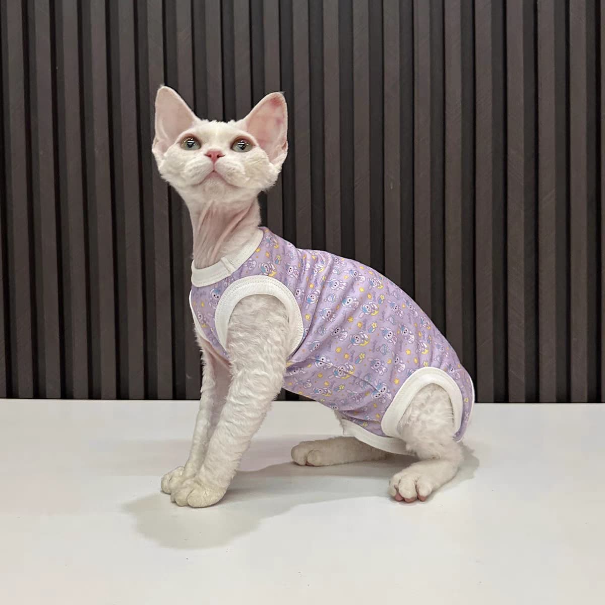 猫服洋服 子猫とお花の総柄袖なしタンクトップ
