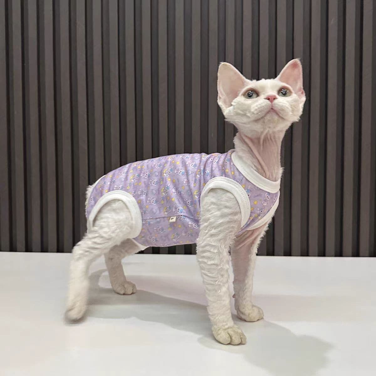 猫服洋服 子猫とお花の総柄袖なしタンクトップ