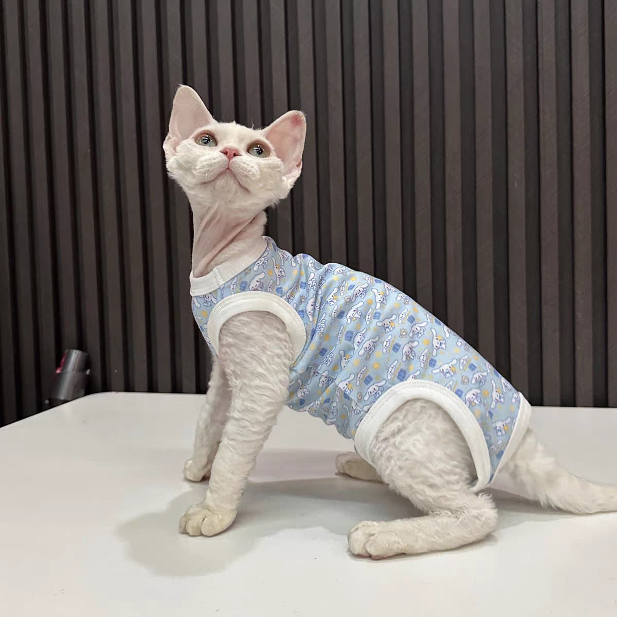 猫服洋服 子猫とお花の総柄袖なしタンクトップ